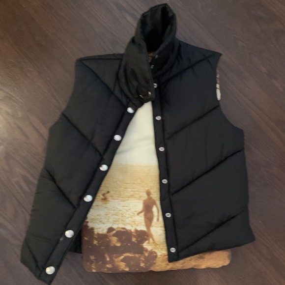 Lululemon Ladies reversible padded vest - Picture 3 of 7